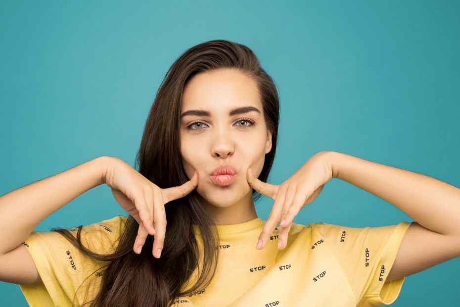 portrait_of_woman_in_yellow_shirt_posing